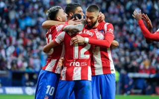 足球联赛决赛中球员表现出色