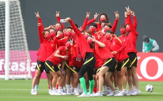 精彩绝伦：中国女足队员在比赛中取得耀眼成绩！