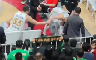 湖北队客场失利，球员们愧疚落泪