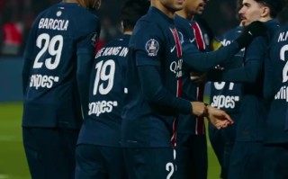 巴黎圣日耳曼队员团结互助，法甲赛季迈向辉煌