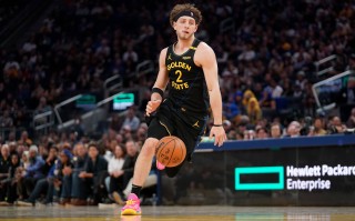 雄鹿全队发挥均衡，稳固西部领先地位